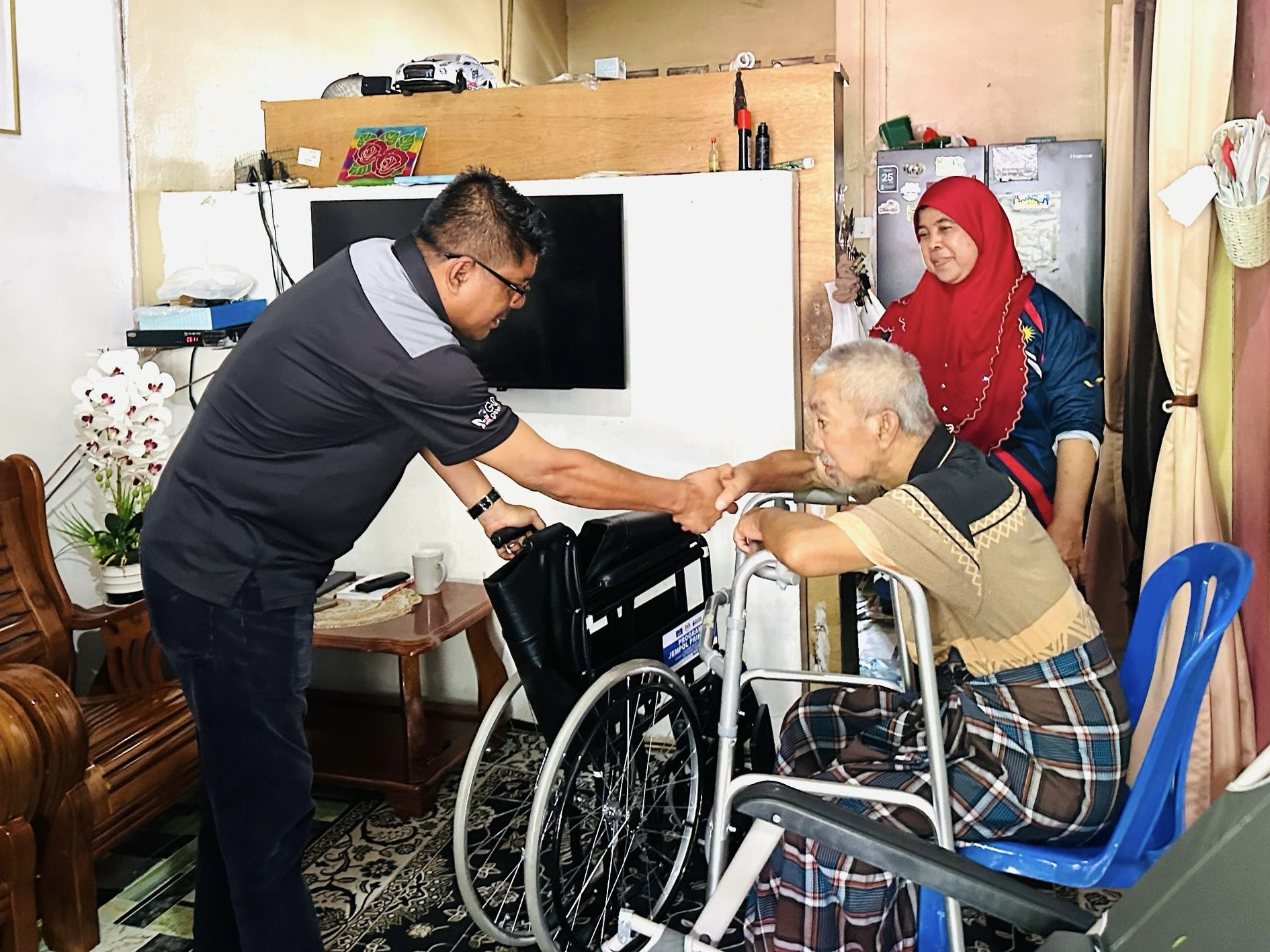 Inisiatif Prihatin: ADUN Jeram Padang Sampaikan Bantuan Kepada Rakyat