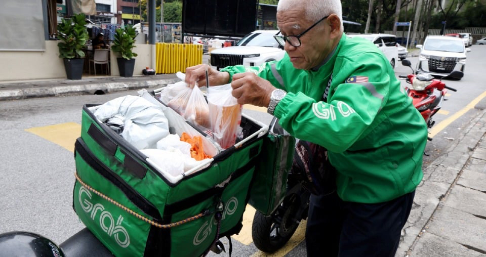“Selagi Boleh Bergerak…”, Kisah Atok Grab Undang Simpati Rakyat
