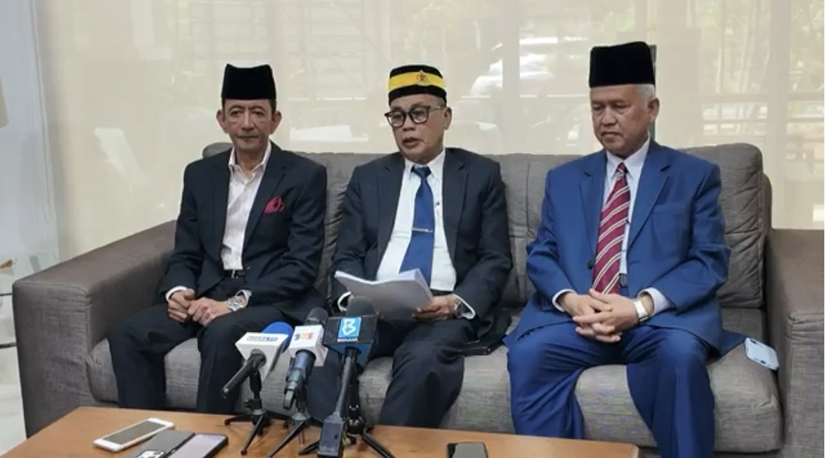 Sidang Khas DKU 5 JUN, Gantung Setiausaha DKU